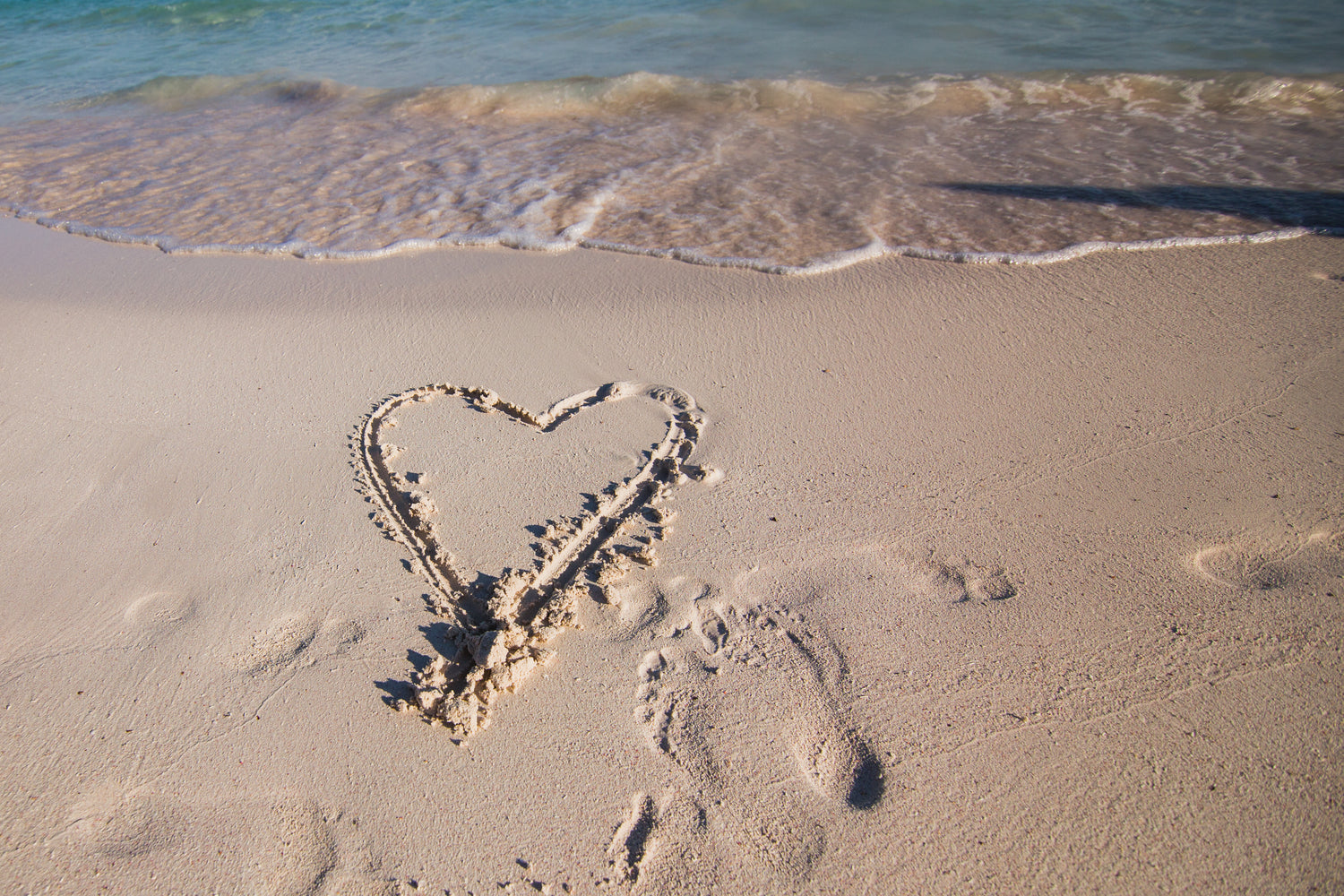 heart-drawn-in-the-sand-free